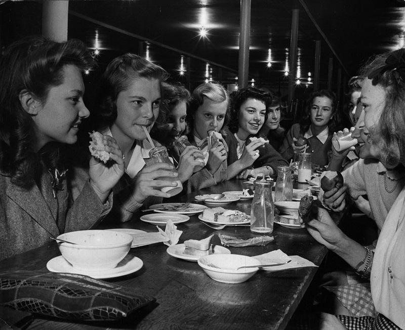 Подростки в кафе ретро фото