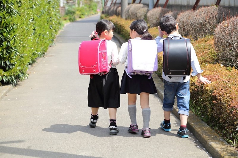 Школьники и школьный ранец Япония