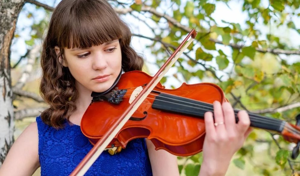 девушка играет на скрипке