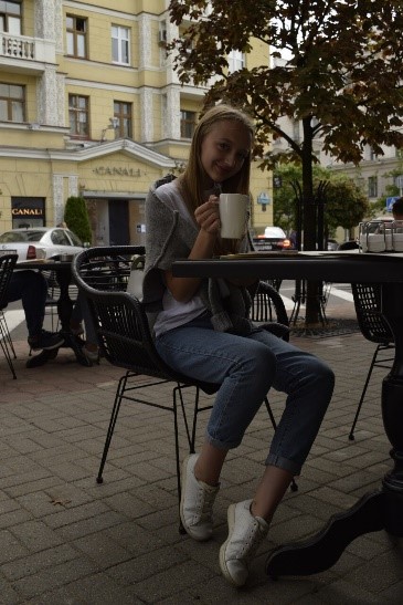 Девушка с кофе в кафе в Минске