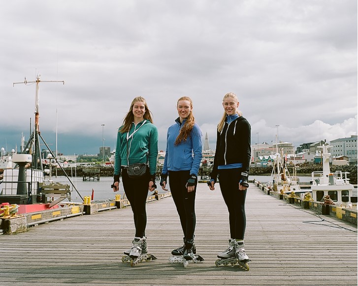 Подростки девушки на роликах в Исландии