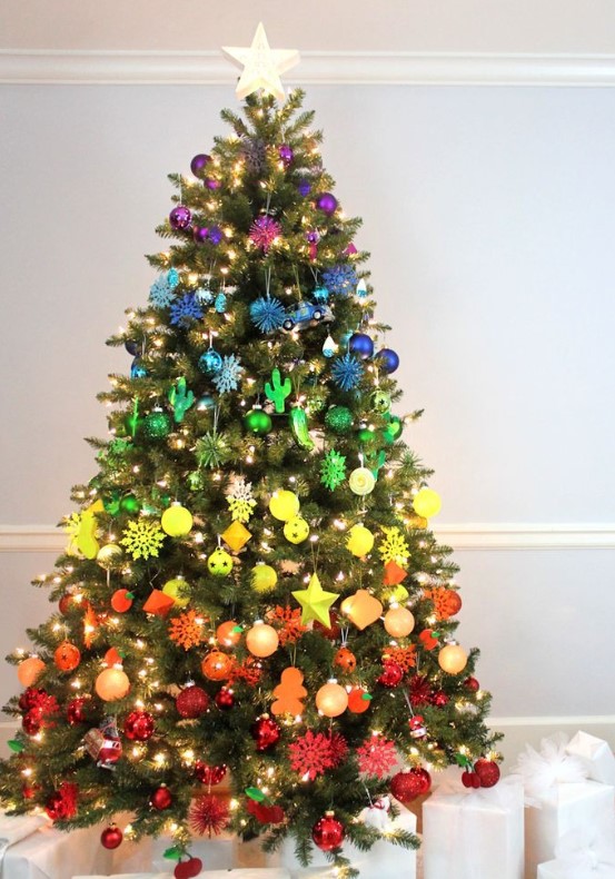 Ёлка на Рождество с разноцветными шарами