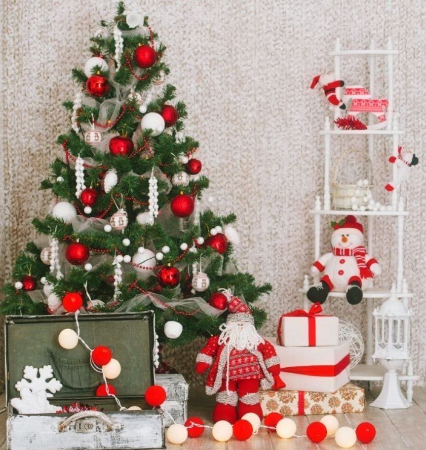 Ёлка украшенная в английском стиле - Снеговик, Санта-Клаус, подарки