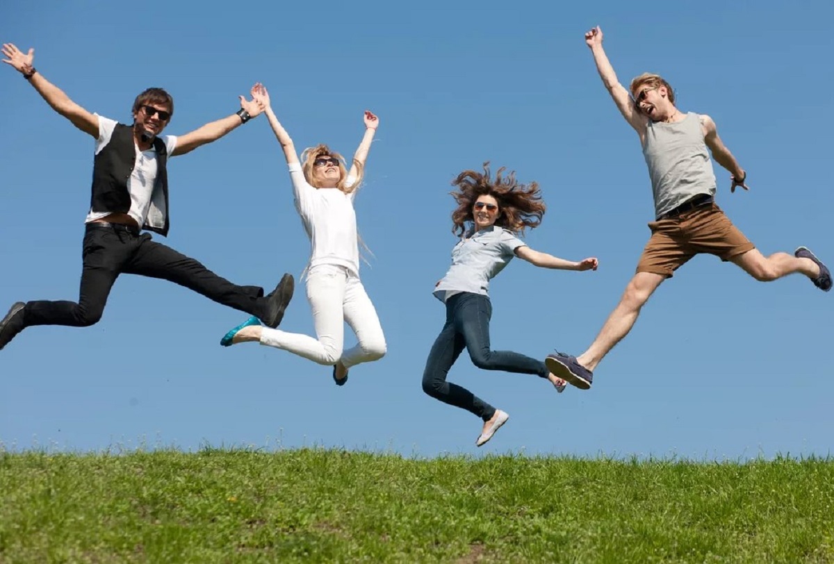 Green jump. Люди радуются пятнице. People jumping. People jumping people. Бодрая музыка и танцы Shutterstock.